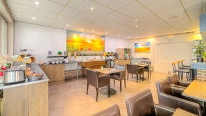 Se ofrece un desayuno bufé todos los días (15 EUR por persona)