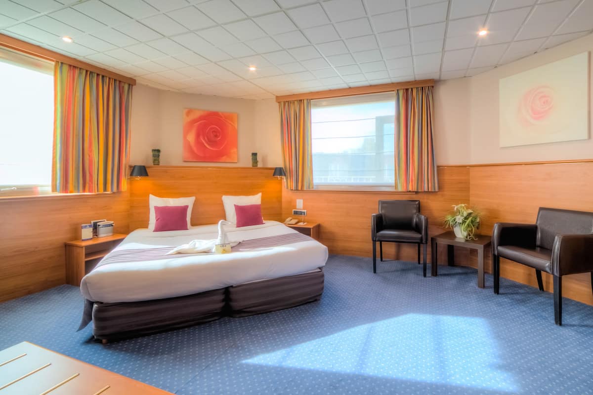 In-room safe, desk, soundproofing, WiFi (free)