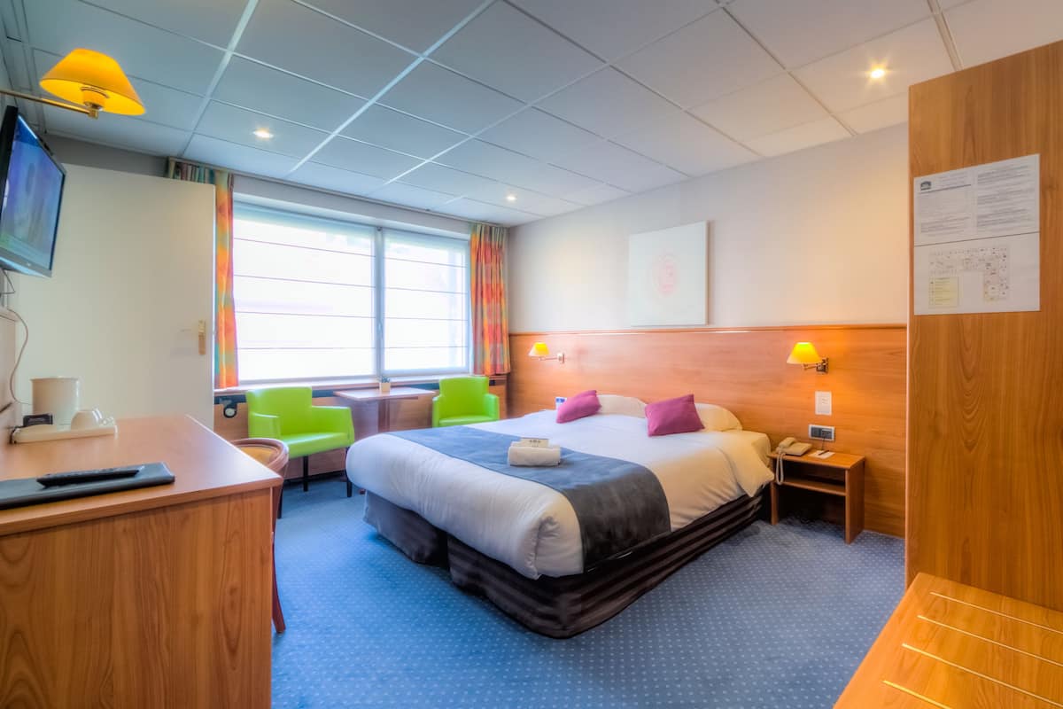 In-room safe, desk, soundproofing, WiFi (free)