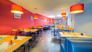 Desayuno buffet todos los días (EUR 15 por persona) 
