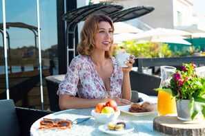 Petit déjeuner buffet servi tous les jours en supplément