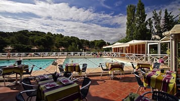 ランチ、ディナーに営業 (フランス料理、プール ビュー)