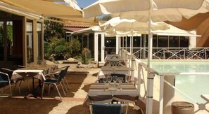 Poolside bar