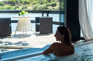 1 treatment room, massages