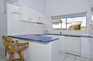 Two Bedroom Townhouse with Two Bathrooms | Private kitchen | Fridge, microwave, oven, stovetop