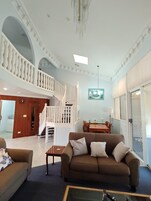 1 habitación, tabla de planchar con plancha y ropa de cama