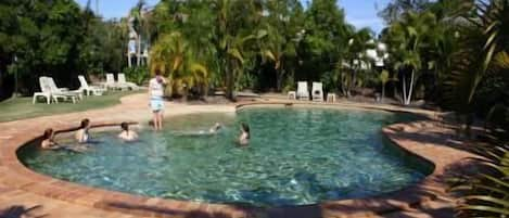 Una piscina al aire libre