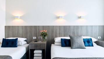 Escritorio, tabla de planchar con plancha, wifi gratis y ropa de cama