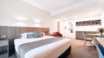 Escritorio, tabla de planchar con plancha, wifi gratis y ropa de cama