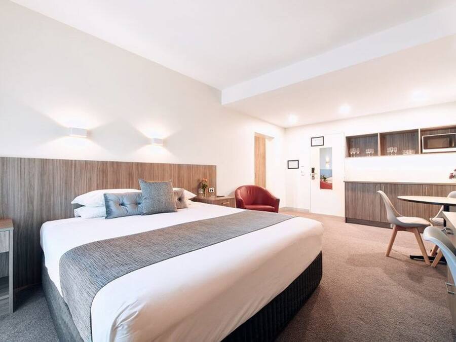Executive Spa Suite | Desk, iron/ironing board, WiFi (free), bed sheets