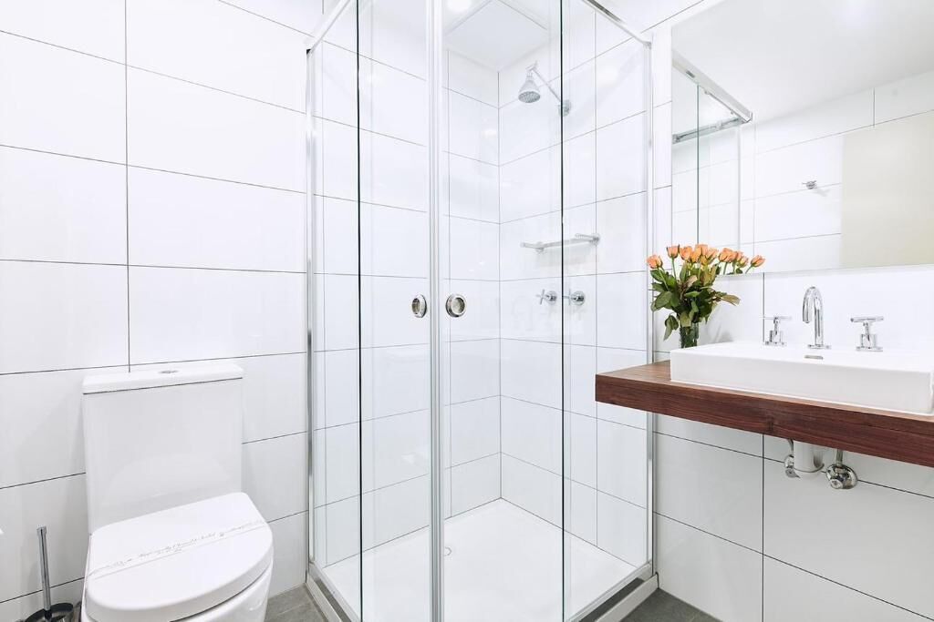 Dusche, kostenlose Toilettenartikel, Haartrockner, Handtücher