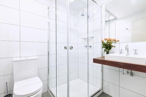 Dusche, kostenlose Toilettenartikel, Haartrockner, Handtücher