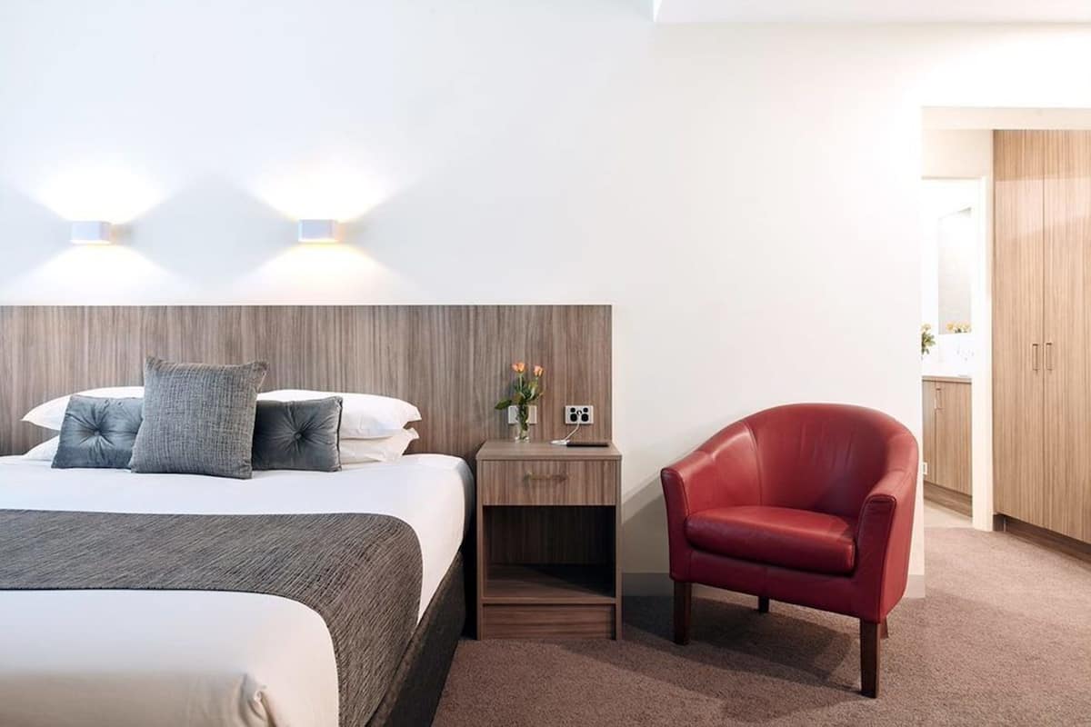 Desk, iron/ironing board, WiFi (free), bed sheets