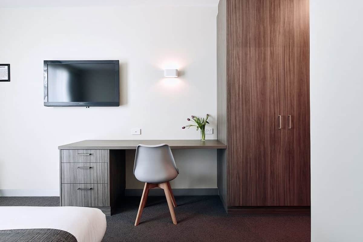 Guest King Room | Desk, iron/ironing board, WiFi (free), bed sheets