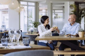 Der serveres morgenmad og regionale retter med udsigt til poolen 