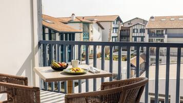 Habitación estándar, acceso a la piscina, vistas al patio (Balcon / Balcony) | Minibar, caja fuerte, escritorio y cortinas opacas
