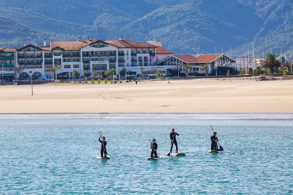 Una spiaggia nelle vicinanze