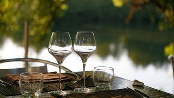 Se sirven cenas y cocina francesa