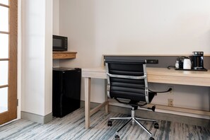 1 bedroom, premium bedding, desk, laptop workspace