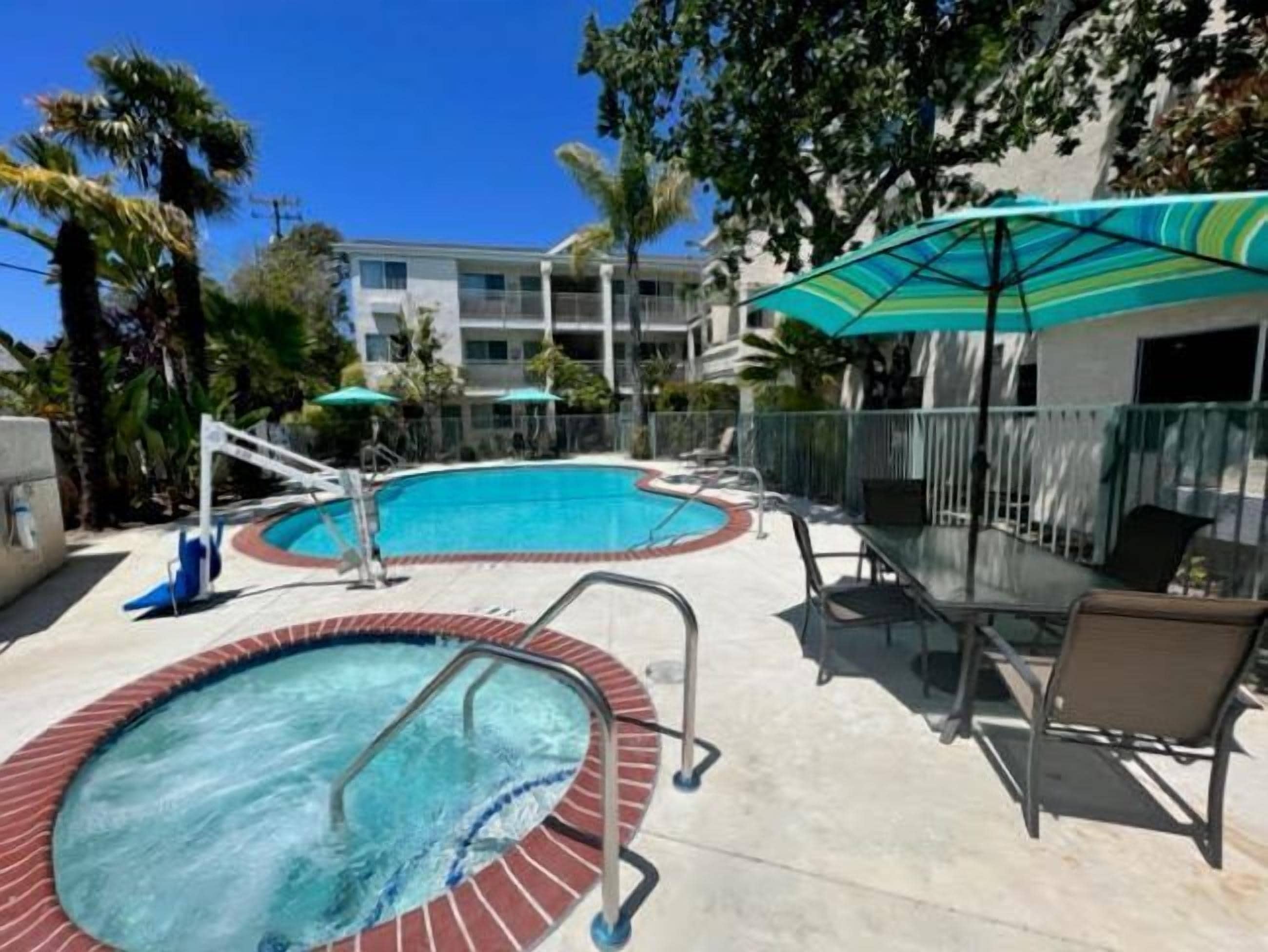 Außenpool, geöffnet von 07:00 Uhr bis 22:00 Uhr, Sonnenschirme