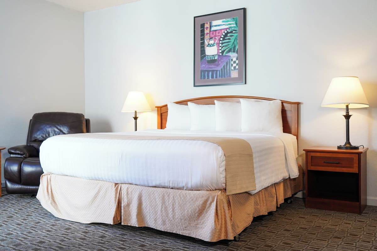 Executive King Room | Bathroom | Shower, free toiletries, hair dryer, towels