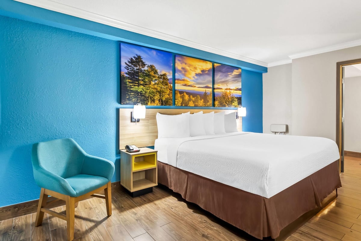 مكتب ومساحة عمل للكمبيوتر المحمول ومكواة/لوح كي