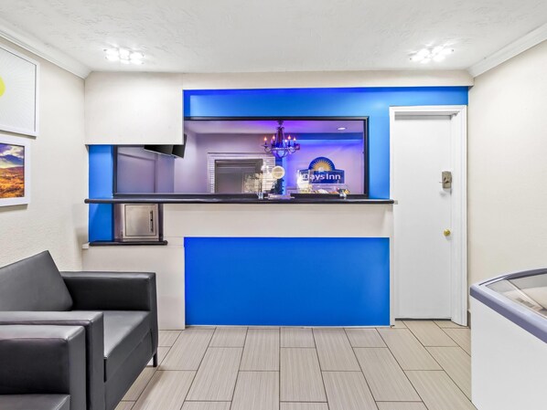 Lobby - Days Inn by Wyndham Houston East (Houston)