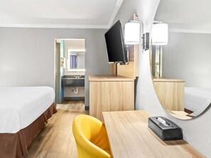 Desk, laptop workspace, iron/ironing board, free cribs/infant beds - Days Inn by Wyndham Houston East (Houston)