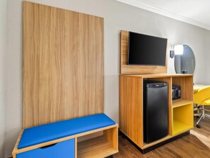 Room, 1 King Bed, Accessible, Non Smoking (Mobility/Hearing, Tub w/ Grab Bars) | Desk, laptop workspace, iron/ironing board, free cribs/infant beds