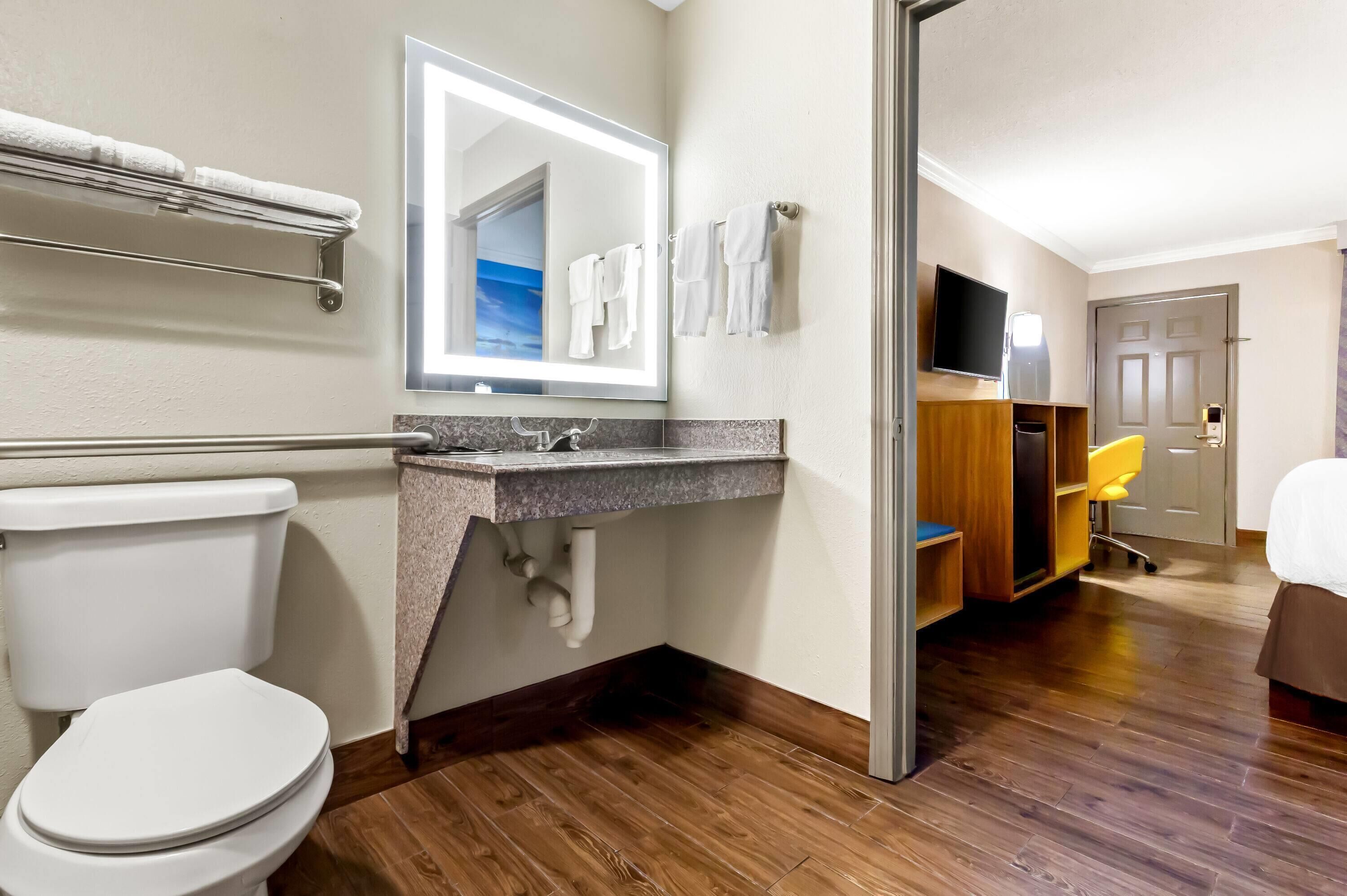 Room, 1 King Bed, Accessible, Non Smoking (Mobility/Hearing, Tub w/ Grab Bars) | Accessible bathroom