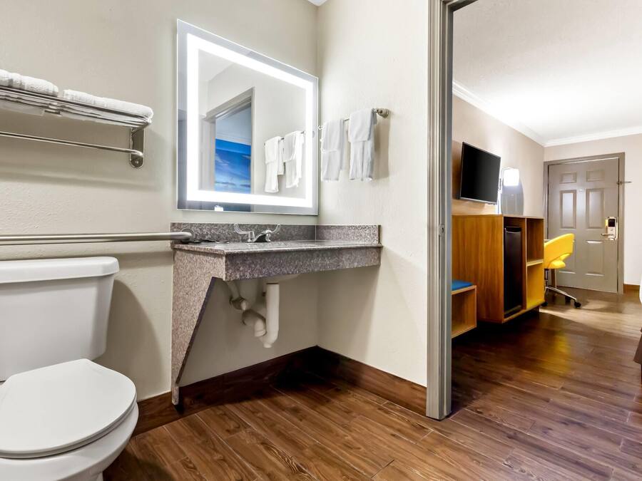 Quarto, 1 cama King, acessível, para não fumantes (Mobility/Hearing, Tub w/ Grab Bars) | Banheiro acessível