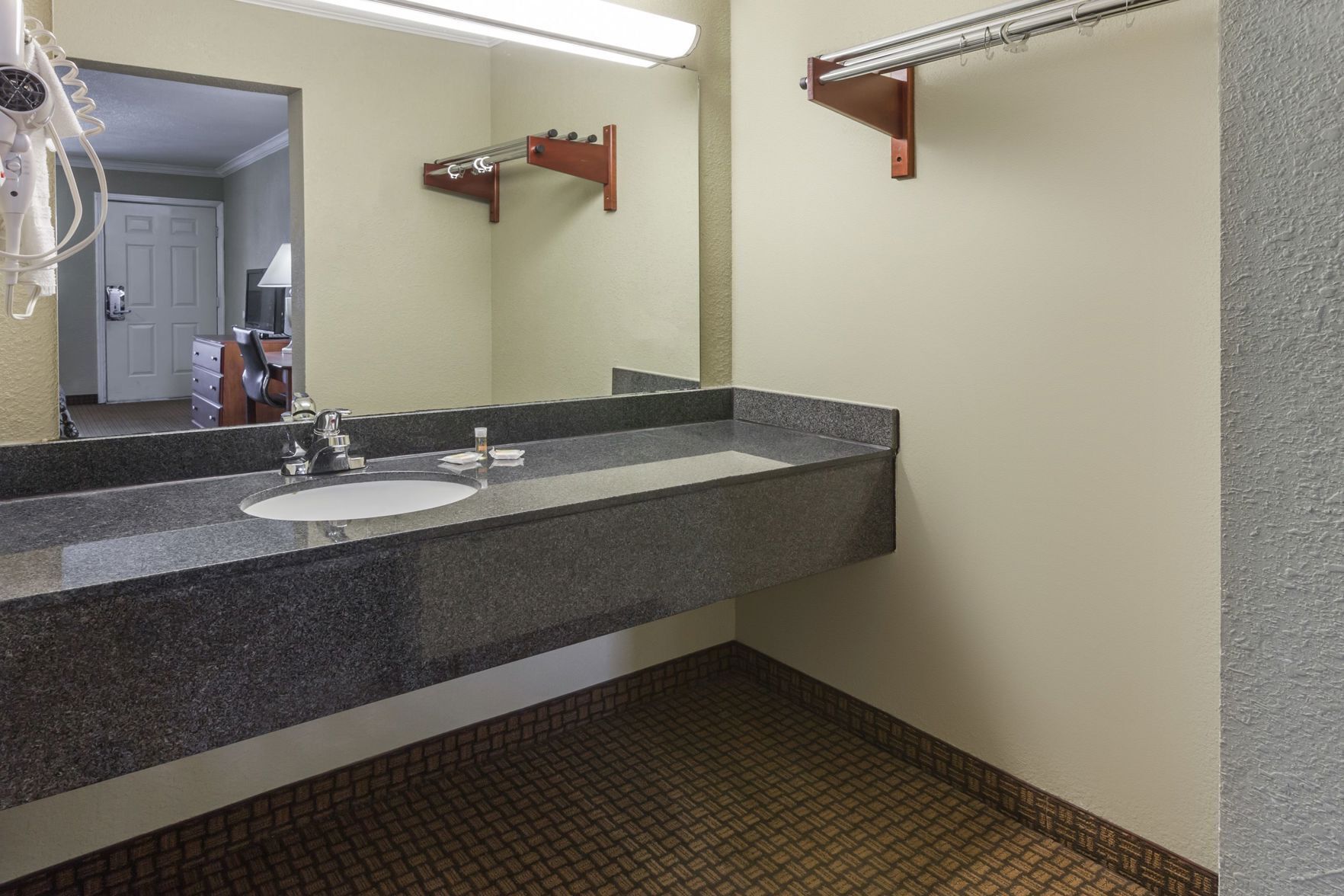 Bathroom | Combined shower/tub, free toiletries, hair dryer, towels