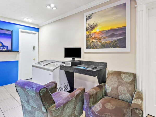 Business center - Days Inn by Wyndham Houston East (Houston)