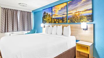 Habitación, 1 cama de matrimonio grande, no fumadores (Mobility/Hearing, Tub w/ Grab Bars) | Escritorio y espacio para trabajar con un portátil