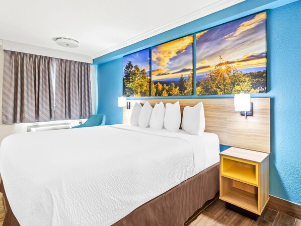 Escritorio y espacio para trabajar con laptop 