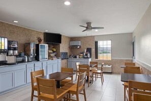 Sudah termasuk sarapan dibawa pulang setiap hari