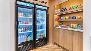 Un espace équipé de distributeurs automatiques, intitulé « Coin des rêves », où l’on trouve diverses collations et boissons.