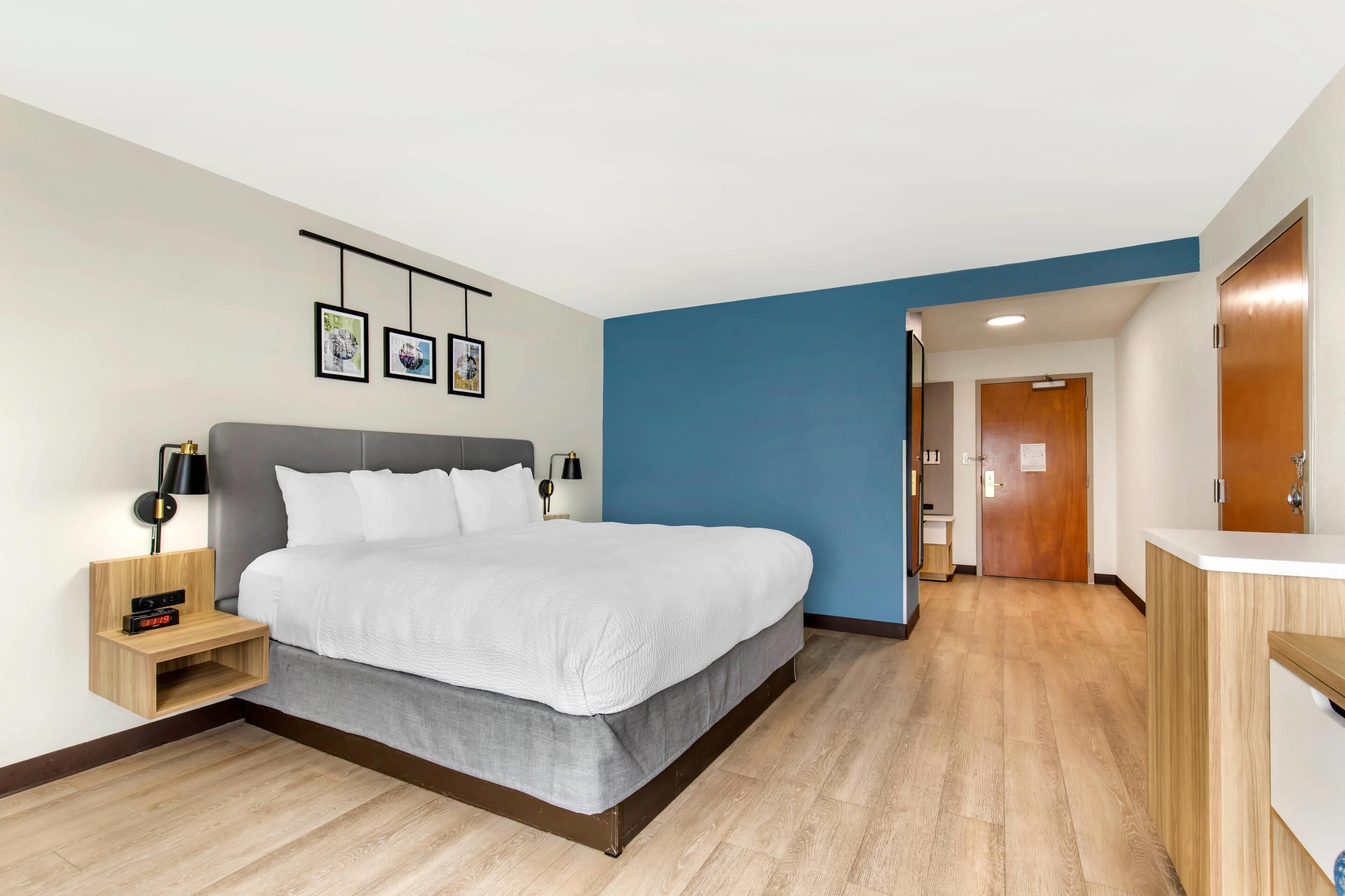Chambre, 1 très grand lit, accessible aux personnes à mobilité réduite, non-fumeurs | Coffres-forts dans les chambres, rideaux occultants