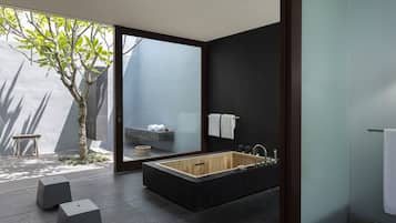 Biệt thự, hồ bơi riêng, khu vực sân vườn | Phòng tắm | Bồn tắm và buồng tắm vòi sen riêng, bồn tắm ngâm, vòi sen phun mưa