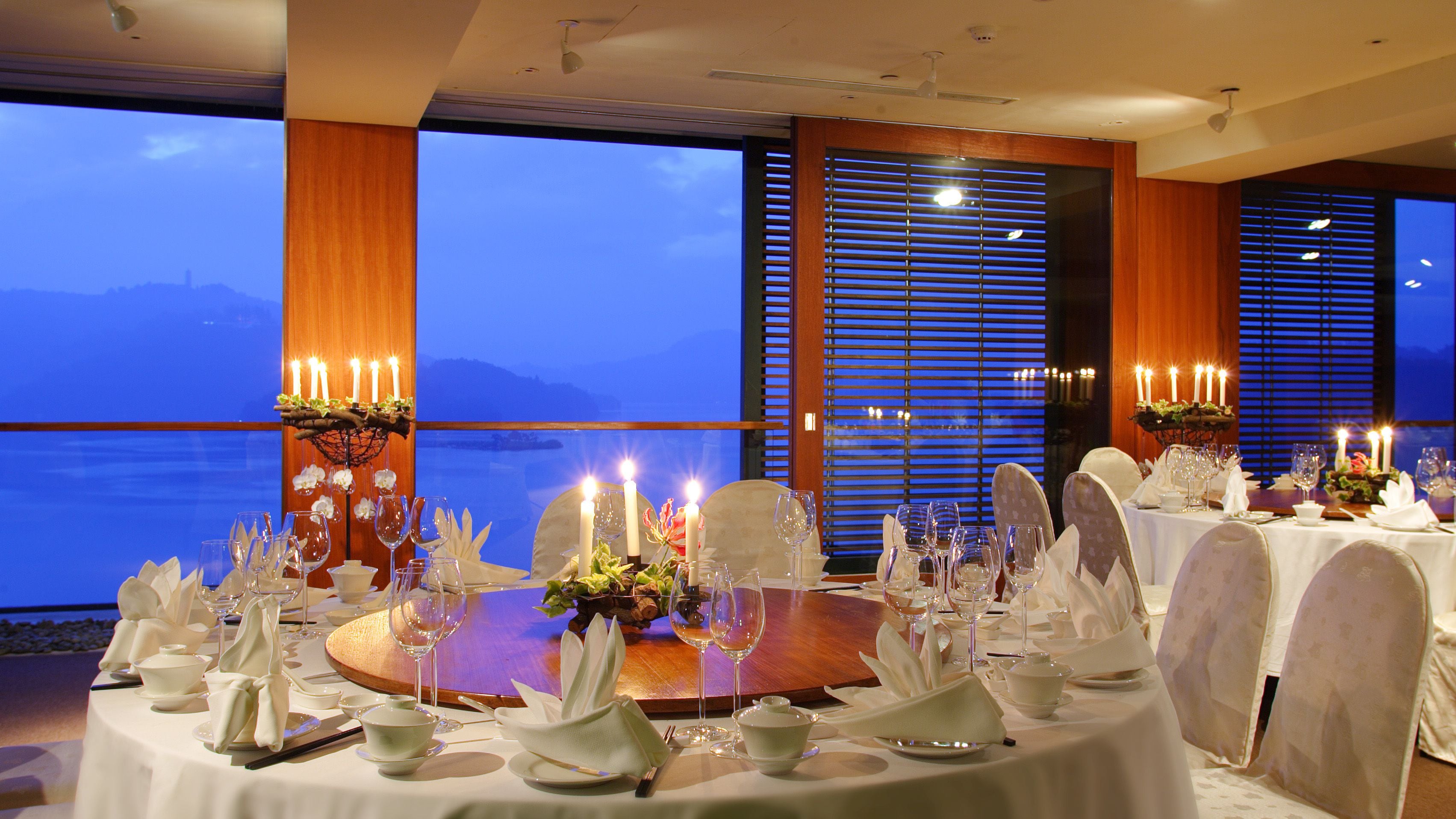 4 restaurants, breakfast, lunch, dinner served; chinese cuisine