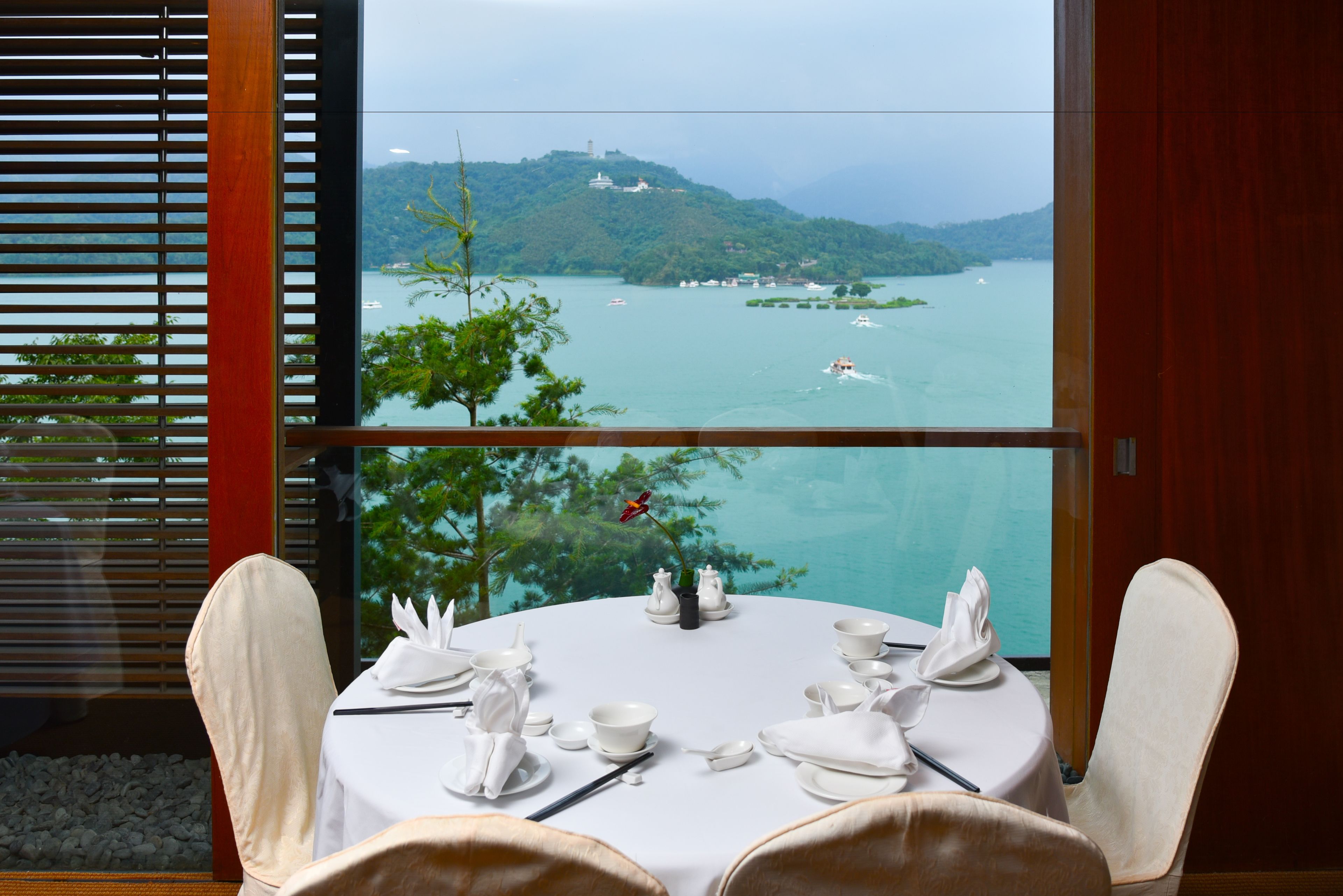 4 restaurants, breakfast, lunch, dinner served; chinese cuisine