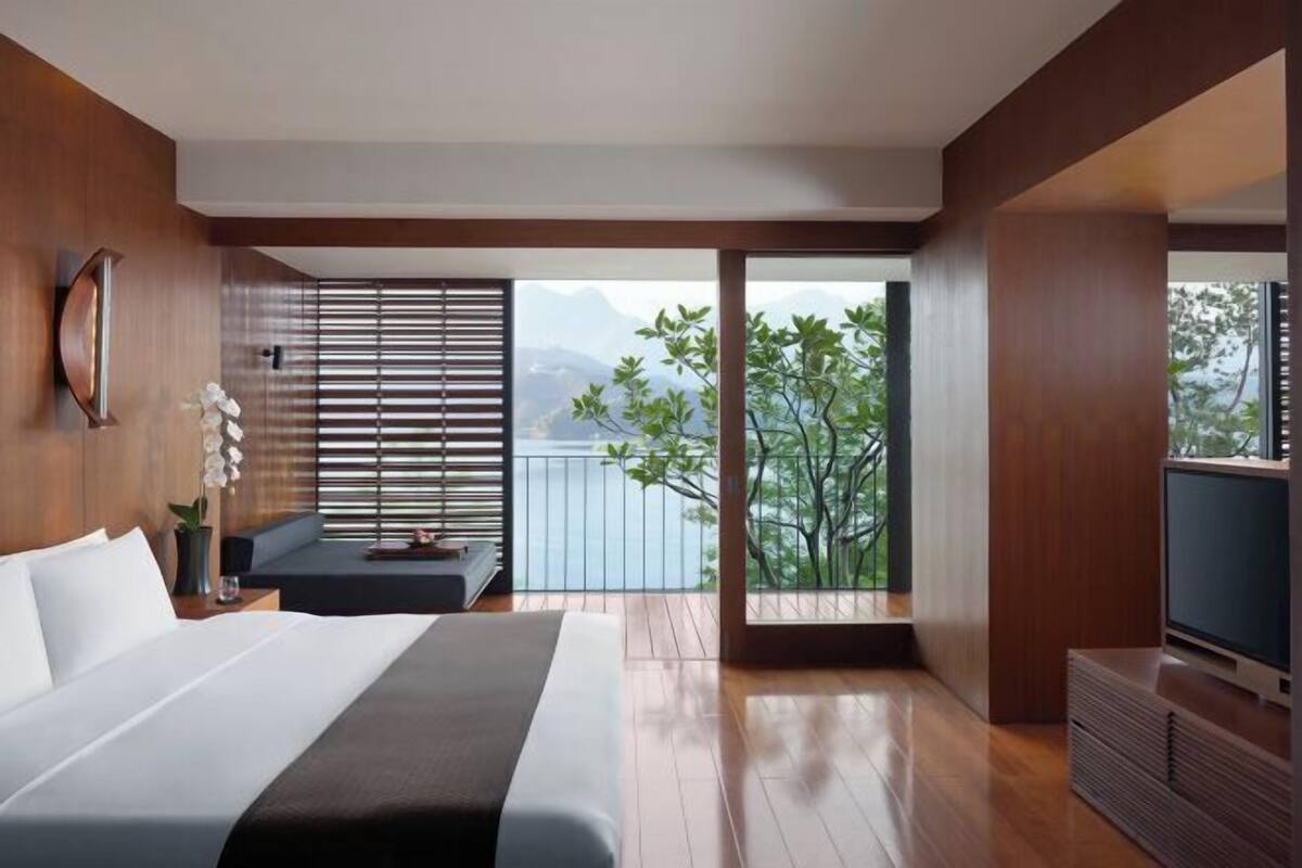 1 bedroom, premium bedding, in-room safe, desk
