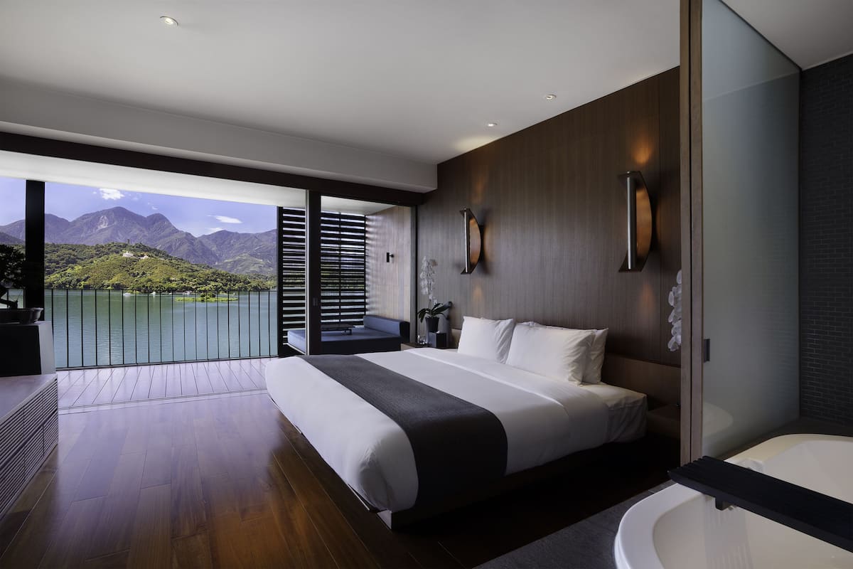 superior suite, bathtub, lake view, 5f-7f | 1 bedroom, premium bedding, in-room safe, desk