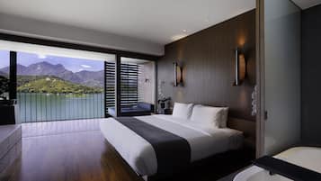 Suite superior, bañera, vistas al lago | 1 dormitorio, ropa de cama de alta calidad, caja fuerte y escritorio