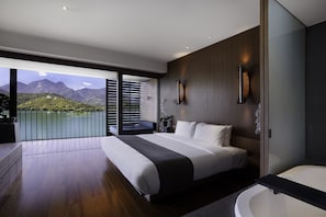 Superior Suite, Bathtub, Lake View, 5F-7F
