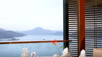 4 restaurants, breakfast, lunch, dinner served; Chinese cuisine