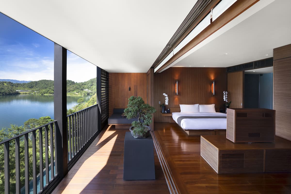 superior suite, bathtub, lake view, 5f-7f | 1 bedroom, premium bedding, in-room safe, desk