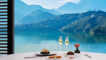 4 restaurants; breakfast, lunch, and dinner served