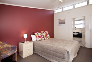 Minibar, desk, iron/ironing board, cribs/infant beds - Quality Hotel Cargills (Dunedin)