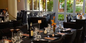 Breakfast and dinner served, alfresco dining  - Quality Hotel Cargills (Dunedin)